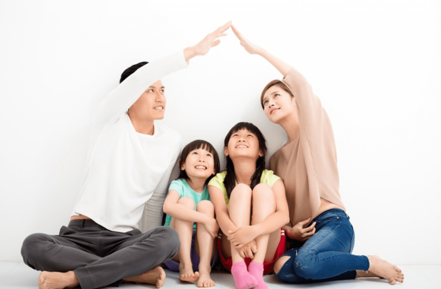 Nhìn vào cách vợ chồng bế con khi đi ra ngoài có thể biết được chỉ số hạnh phúc của gia đình