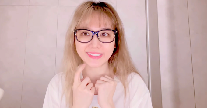 Hari Won - bà xã của Trấn Thành suy sụp vì bị liệt nửa mặt