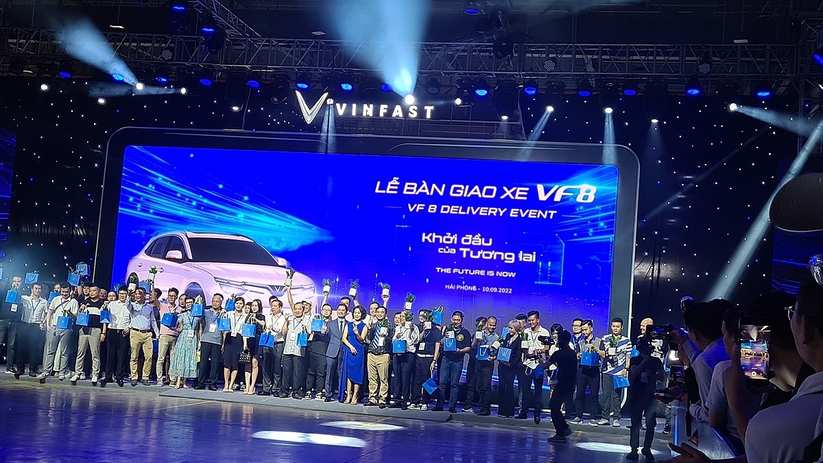 100 Xe điện VinFast VF8 chính thức bàn giao cho khách hàng Việt Nam trước khi vào thị trường quốc tế.