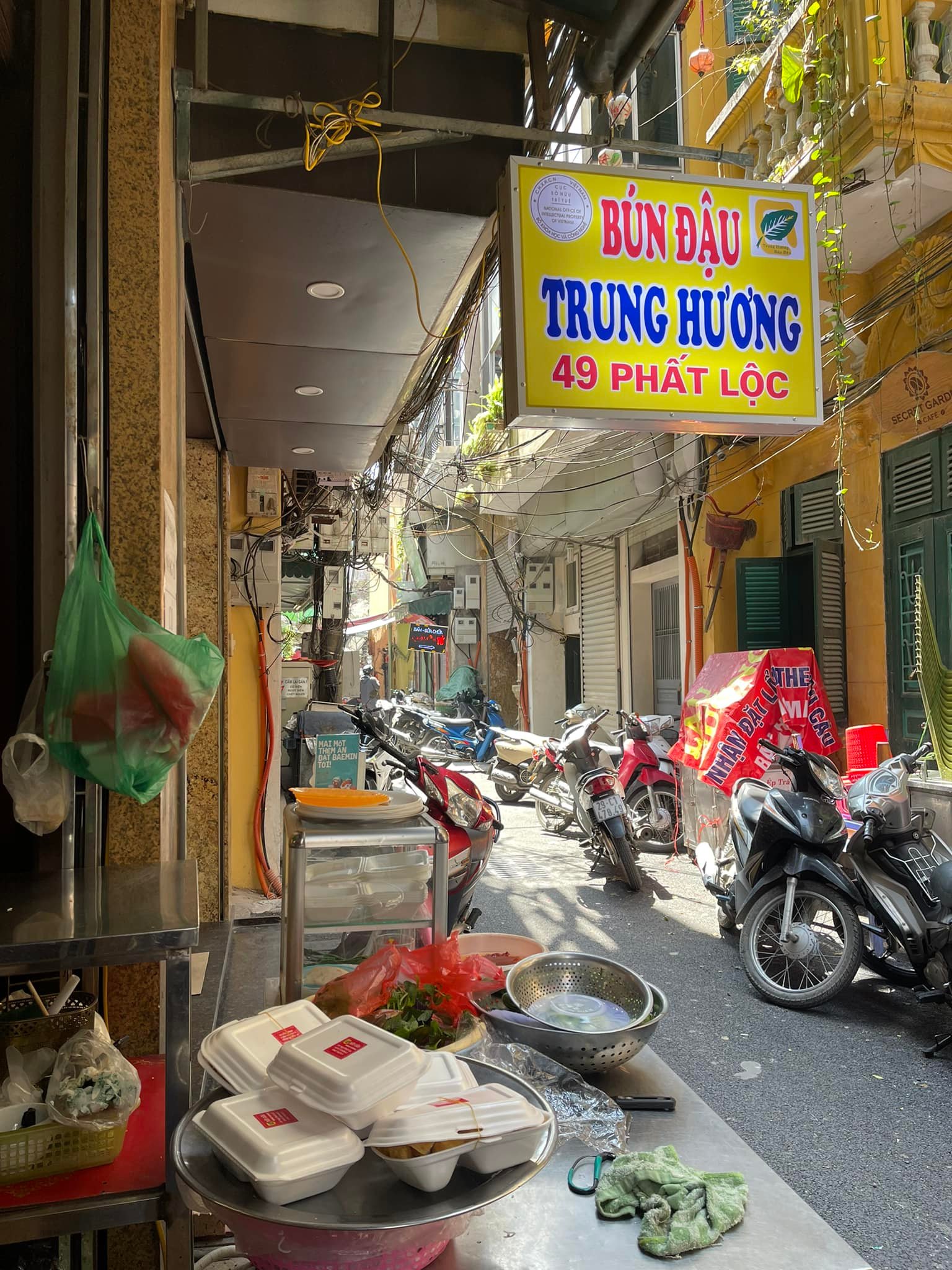 Những hàng bún đậu mắm tôm có tuổi nằm giữa lòng phố cổ Hà Nội