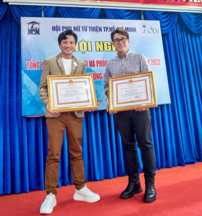 Nghệ sĩ Hòa Hiệp, Bá Thắng nhận bằng khen của UBND TPHCM