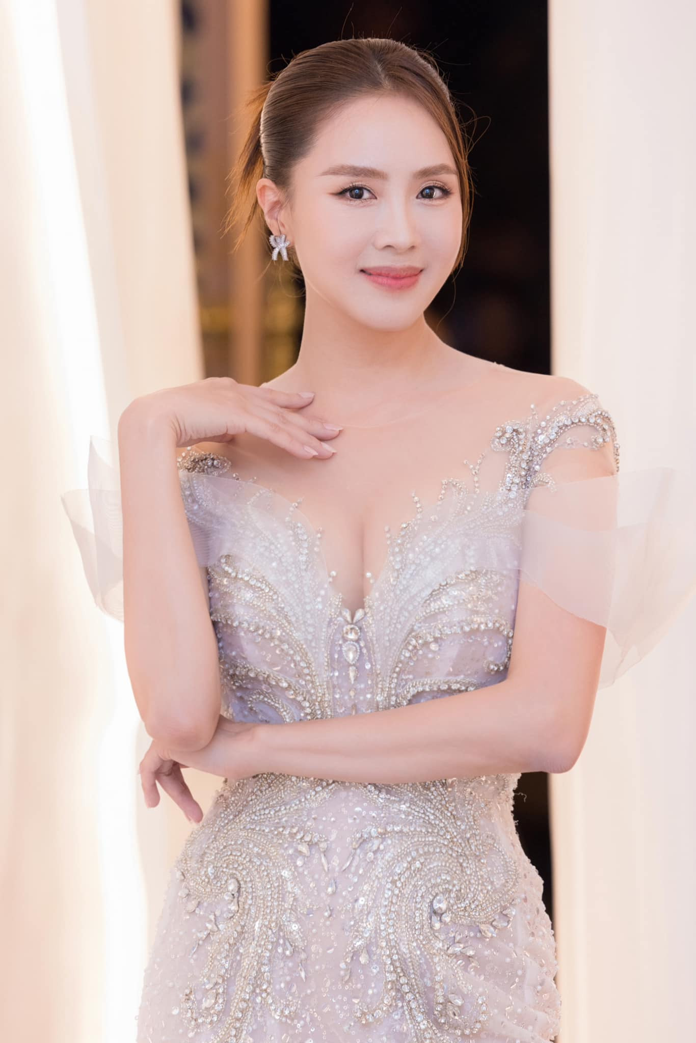 Hồng Diễm được khen là 'đại mỹ nhân' khi chăm khoe ảnh đẹp