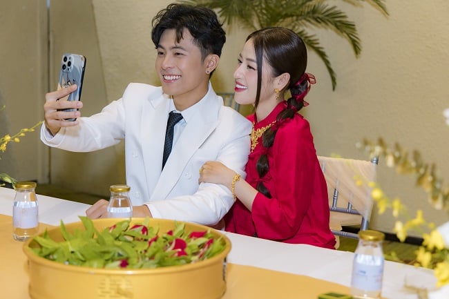 Hút hồn với tạo tác lá trầu têm cánh phượng lấp lánh trên trang sức cưới