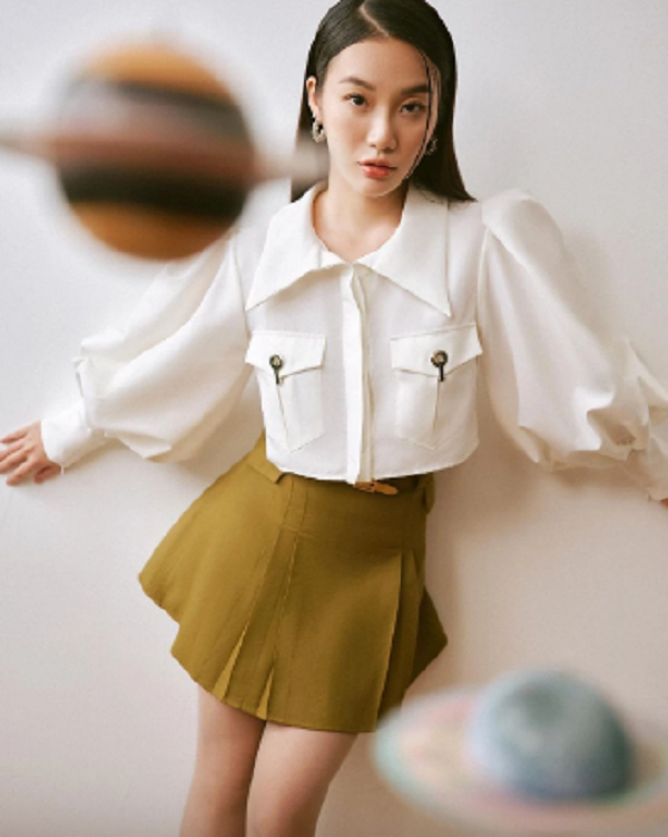 Chân váy ngắn xếp ly là items có sức hút khó cưỡng, cô nàng sành điệu nào cũng nên sở hữu vài ba cái