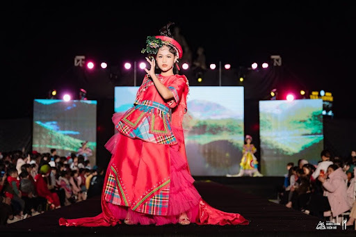 Kiều Tú Uyên – Gương mặt đại diện “FASHION SHOW BƯỚC CHÂN TRÊN ĐÁ”