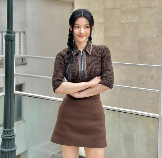 Kim Yoo Jung không chỉ mặc đẹp trên phim mà ngoài đời cũng rất sành điệu