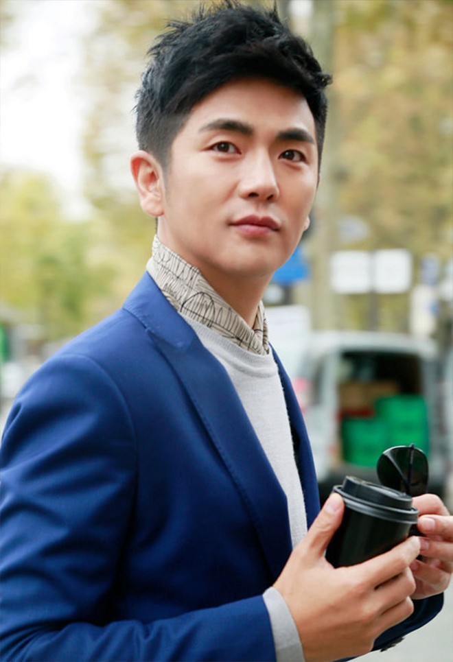 Mỹ nam mãi không nổi tiếng vì làm thầy dạy cả showbiz, U50 trẻ đẹp