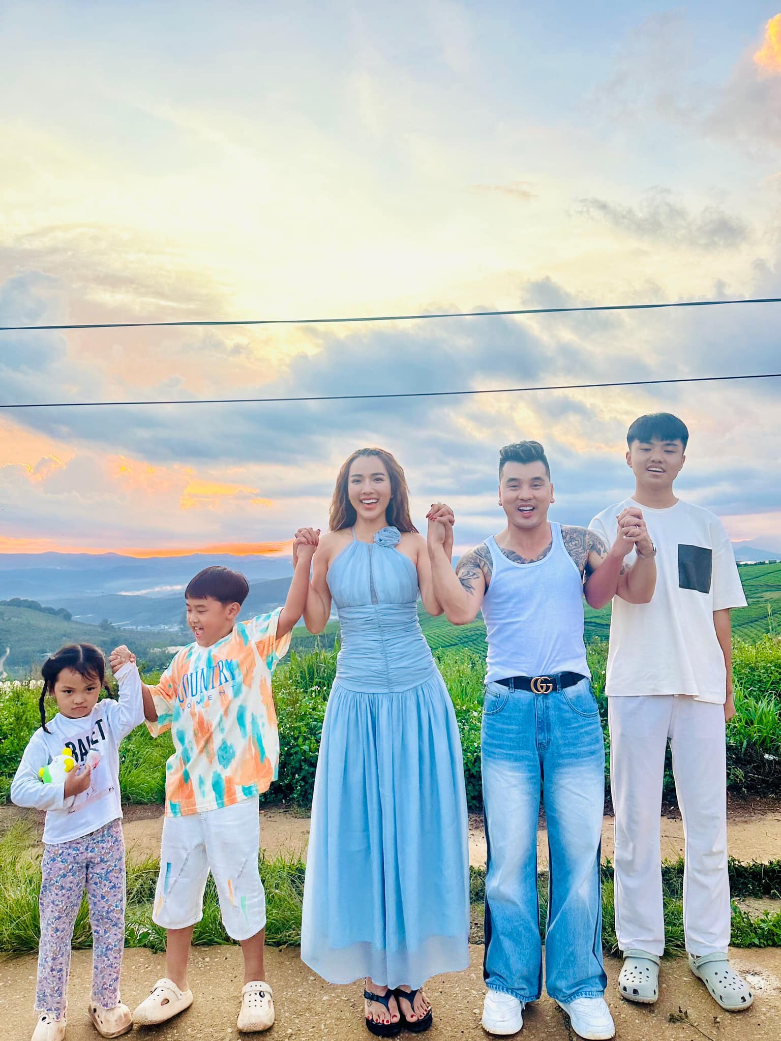 Nghệ sĩ kết hôn với quản lý: Tâm đầu ý hợp, được bạn đời chu toàn