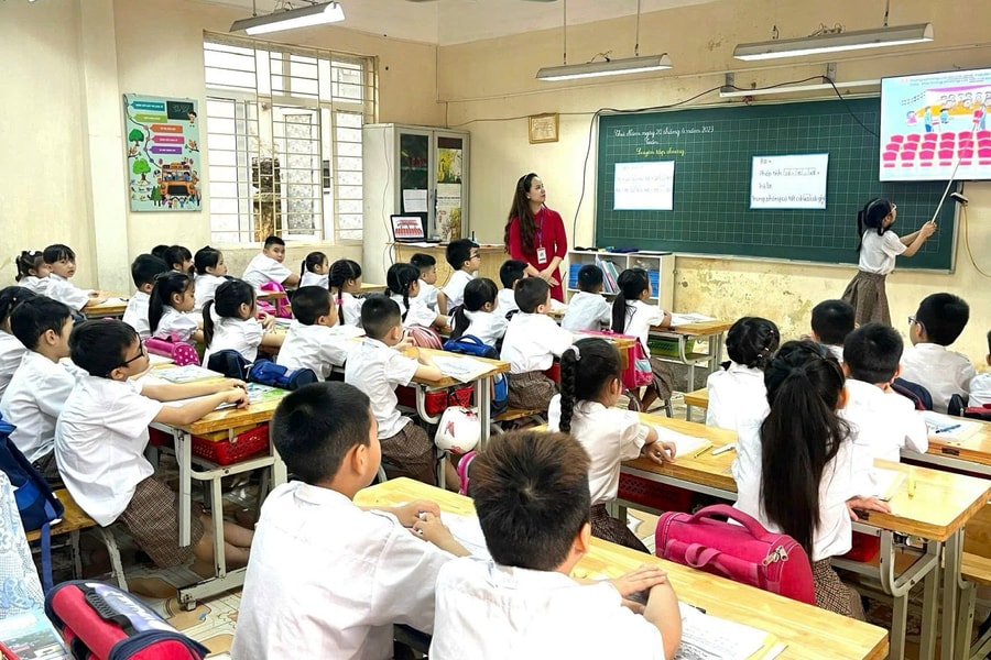 Đề xuất miễn học phí cho con nhà giáo: Lắng nghe, tạo đồng thuận