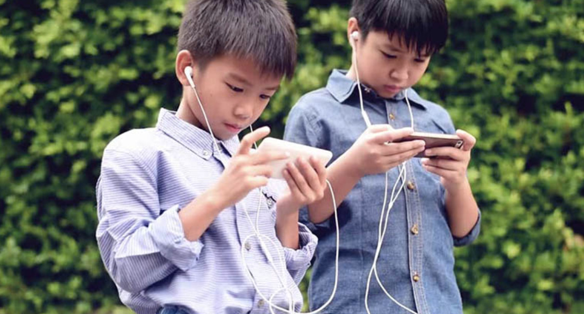 5 điều báo động khi trẻ thường xuyên xem điện thoại